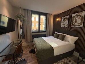 2 quartos, escrivaninha, ferros/tábuas de passar roupa