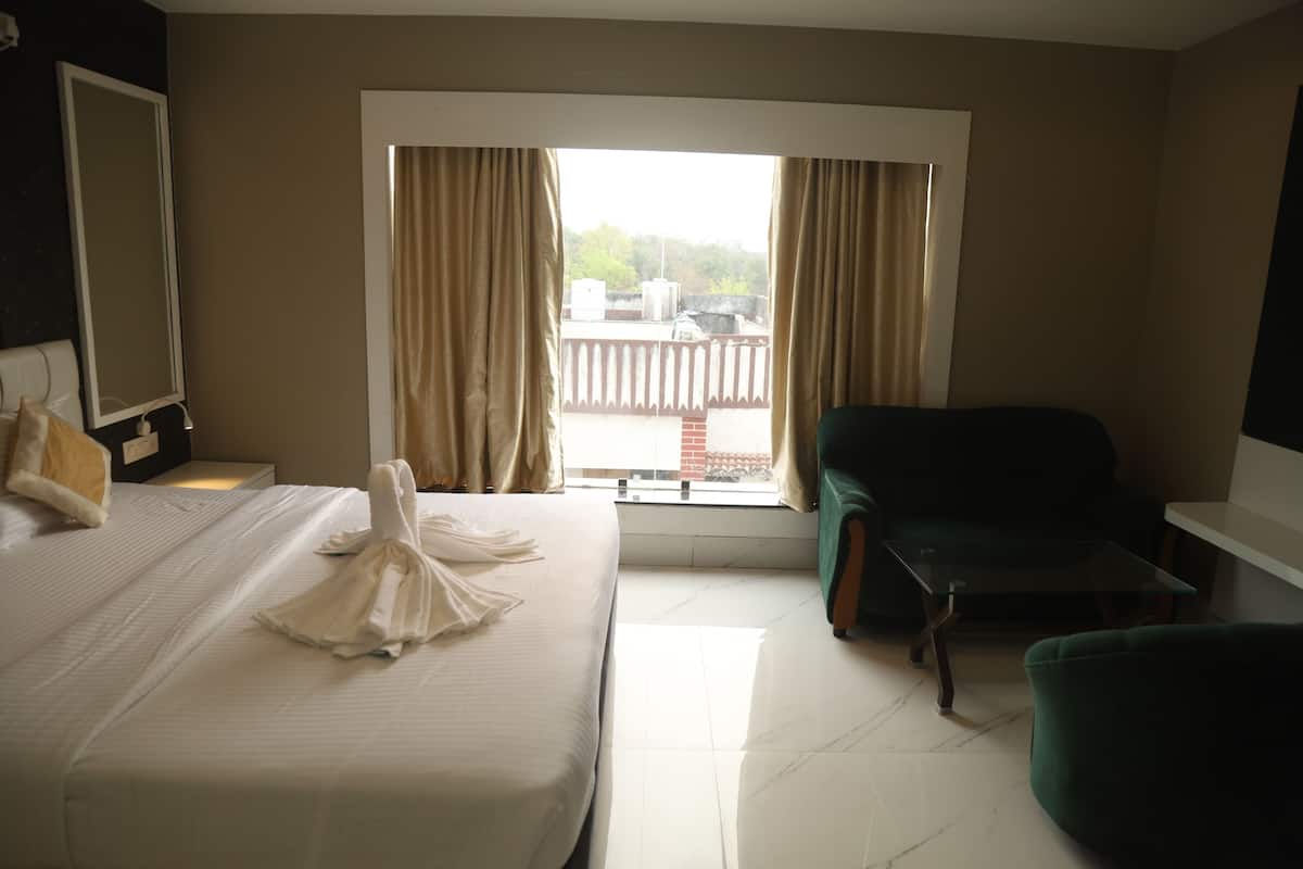 Soundproofing, free WiFi, bed sheets
