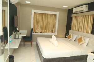 Super Deluxe AC Room | Soundproofing, free WiFi, bed sheets