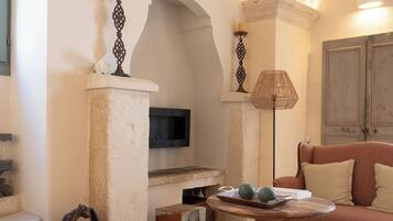 Smart-TV, Kamin, Bücher, Stereoanlage