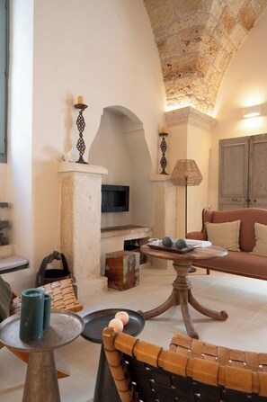 Smart TV, fireplace, books, stereo