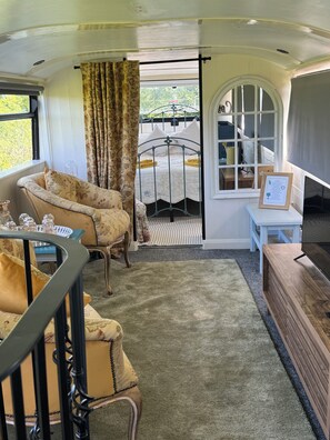 2 bedrooms, WiFi, bed sheets - The Bus On The Hill
Stay in total peace in Devon, home of 2 moors and 2 shores (Huntsham)