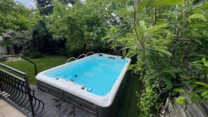Outdoor spa tub - Large Villa with 10m² Spa (L'Haÿ-les-Roses)