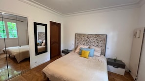5 bedrooms, iron/ironing board, WiFi, bed sheets