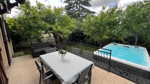 Outdoor dining - Large Villa with 10m² Spa (L'Haÿ-les-Roses)