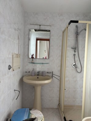 Haartrockner, Handtücher, Seife, Toilettenpapier