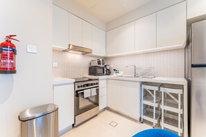 Kühlschrank, Mikrowelle, Ofen, Herdplatte