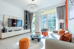 TV - Balcony with Panoramic Dubai Water Canal and City Views, Walking Distance to Metro and Marine Transport (Dubai)