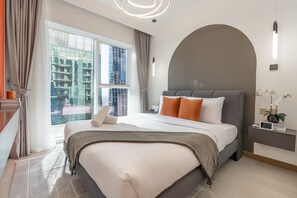 1 dormitori, caixa forta a l'habitació i planxa i posts de planxar