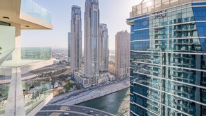 Un immeuble de grande hauteur doté d’une architecture moderne, comprenant de nombreux étages et une façade en verre.