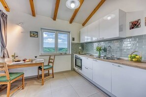 Refrigerador, horno, parrilla de estufa y cafetera y tetera 