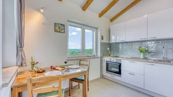 Refrigerador, horno, parrilla de estufa y cafetera y tetera