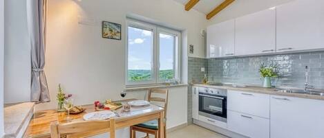 Frigorífic, forn, placa de cuina i cafetera i tetera