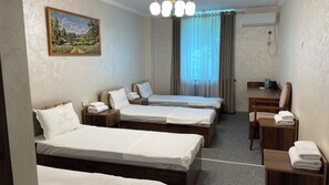 Kamar Quadruple Standar, pemandangan halaman | Meja kerja dan Wi-Fi gratis