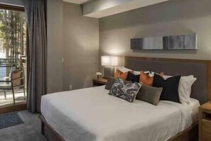 Een strijkplank/strijkijzer, wifi, beddengoed