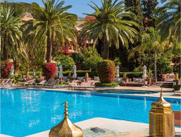 2 outdoor pools