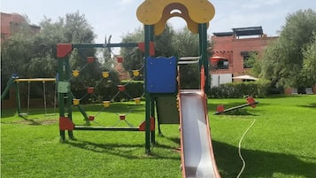 Área de juegos infantiles al aire libre