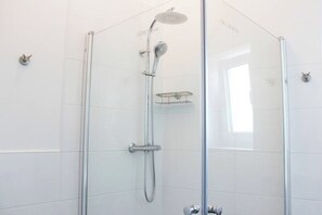 Shower, hair dryer, towels, soap - Beautiful new ground floor apartment in Bad Soden (Bad Soden am Taunus)
