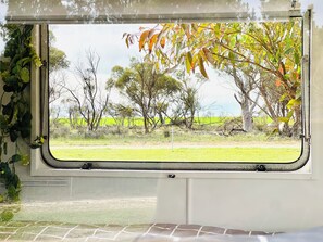 Romantisk hytte, 1 queensize-seng, hageutsikt