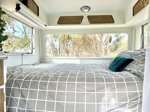 Romantisk hytte, 1 queensize-seng, hageutsikt