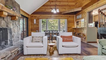 Signature Cabin, 3 Bedrooms, Non Smoking, Kitchen | Living room | 32-inch Smart TV with digital channels, fireplace, table tennis