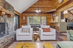Signature Cabin, 3 Bedrooms, Non Smoking, Kitchen | Living room | 32-inch Smart TV with digital channels, fireplace, table tennis