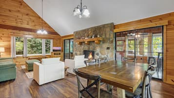 Signature Cabin, 3 Bedrooms, Non Smoking, Kitchen | In-room dining