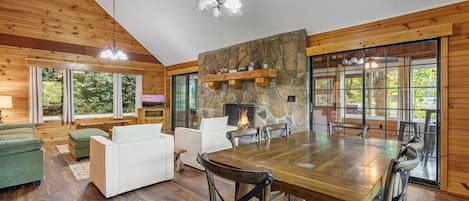 Signature Cabin, 3 Bedrooms, Non Smoking, Kitchen | In-room dining