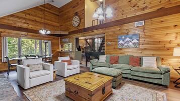 Signature Cabin, 3 Bedrooms, Non Smoking, Kitchen | Living room
