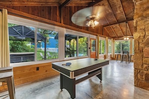 Game room - River Oasis (Sevierville)