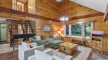 Signature Cabin, 3 Bedrooms, Non Smoking, Kitchen | Living room | 32-inch Smart TV with digital channels, fireplace, table tennis