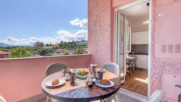 Appartement Familial, plusieurs chambres, cÎté montagne (VP - Sea Garden - T6 with parking) | Terrasse/Patio