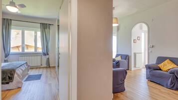 Familienapartment, 2 Schlafzimmer, Terrasse, Bergseite (Sea Garden - T6 with parking)