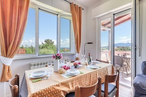 Family Apartment, 2 Bedrooms, Terrace, Mountainside (Sea Garden - T6 with parking) | Dining