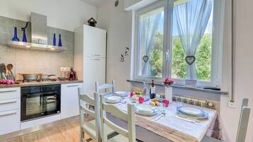Căn hộ dành cho gia đình, 1 phòng ngủ, cạnh núi (VP - Sea Garden - B4 with parkng) | Bếp riêng | Tủ lạnh, lò nướng, bếp nấu, dụng cụ pha cà phê/trà