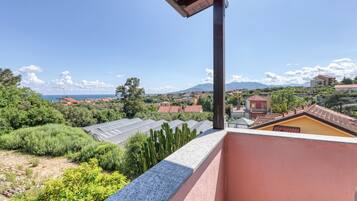 Family Apartment, Multiple Bedrooms, Mountainside (VP - Sea Garden - T6 with parking) | Terrace/patio