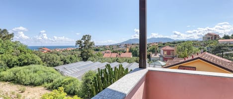 Familienapartment, Mehrere Schlafzimmer, Bergseite (Sea Garden - T6 with parking) | Terrasse/Patio