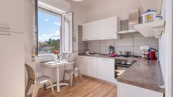 Appartement Familial, plusieurs chambres, cÎté montagne (VP - Sea Garden - T6 with parking) | Cuisine privée