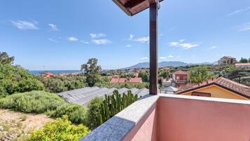 Familienapartment, 2 Schlafzimmer, Terrasse, Bergseite (Sea Garden - T6 with parking) | Terrasse/Patio