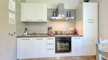 Căn hộ dành cho gia đình, 1 phòng ngủ, cạnh núi (VP - Sea Garden - B4 with parkng) | Bếp riêng | Tủ lạnh, lò nướng, bếp nấu, dụng cụ pha cà phê/trà