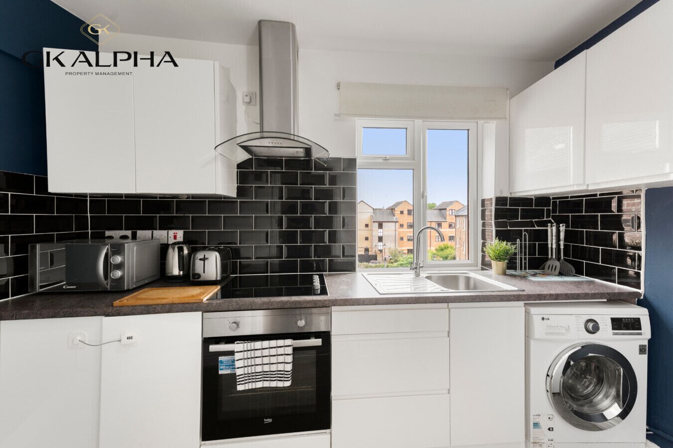 Kylskåp, mikrovågsugn, ugn och spishäll