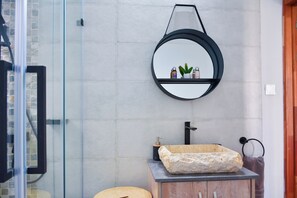 Een haardroger, een bidet, handdoeken, zeep
