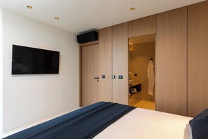 6 bedrooms, iron/ironing board, WiFi, bed sheets
