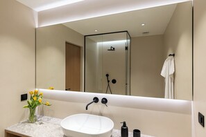 Haartrockner, Handtücher, Seife, Toilettenpapier