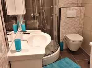 Apartment (Standard Two Bedroom Apartment with T) | Bathroom | Shower, towels - Apartments Dea & Paula (Vodice)