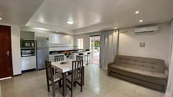 Penthouse dành cho gia đình, 2 phòng ngủ, cạnh bãi biển | Khu vực làm việc phù hợp cho laptop, bộ trải giường