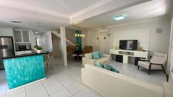 Apartamento família, 4 quartos, ao lado da praia | 2 quartos, espaço de trabalho para notebook, roupa de cama