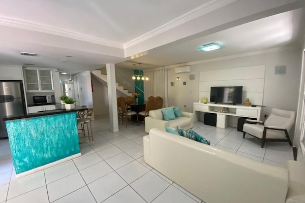 Departamento familiar, 4 habitaciones, junto a la playa | Espacio para trabajar con laptop y ropa de cama