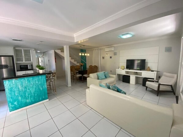 Apartamento familiar, 4 habitaciones, junto a la playa | Espacio para trabajar con un portátil y ropa de cama