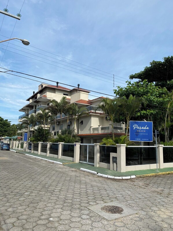 Un edificio de varios pisos con un cartel que dice 'Parada Beach Apartamentos'.